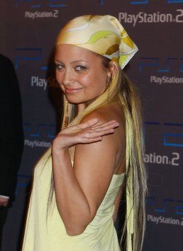 Nicole-Richie-rocked-color-coordinated-look-PlayStation-2